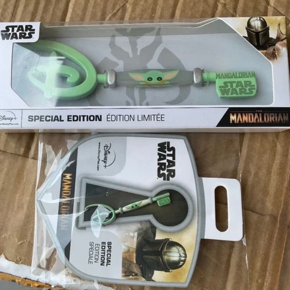 DISNEY STAR WARS MANDOLORIAN KEY AND PIN SET  NWTB RETIRED